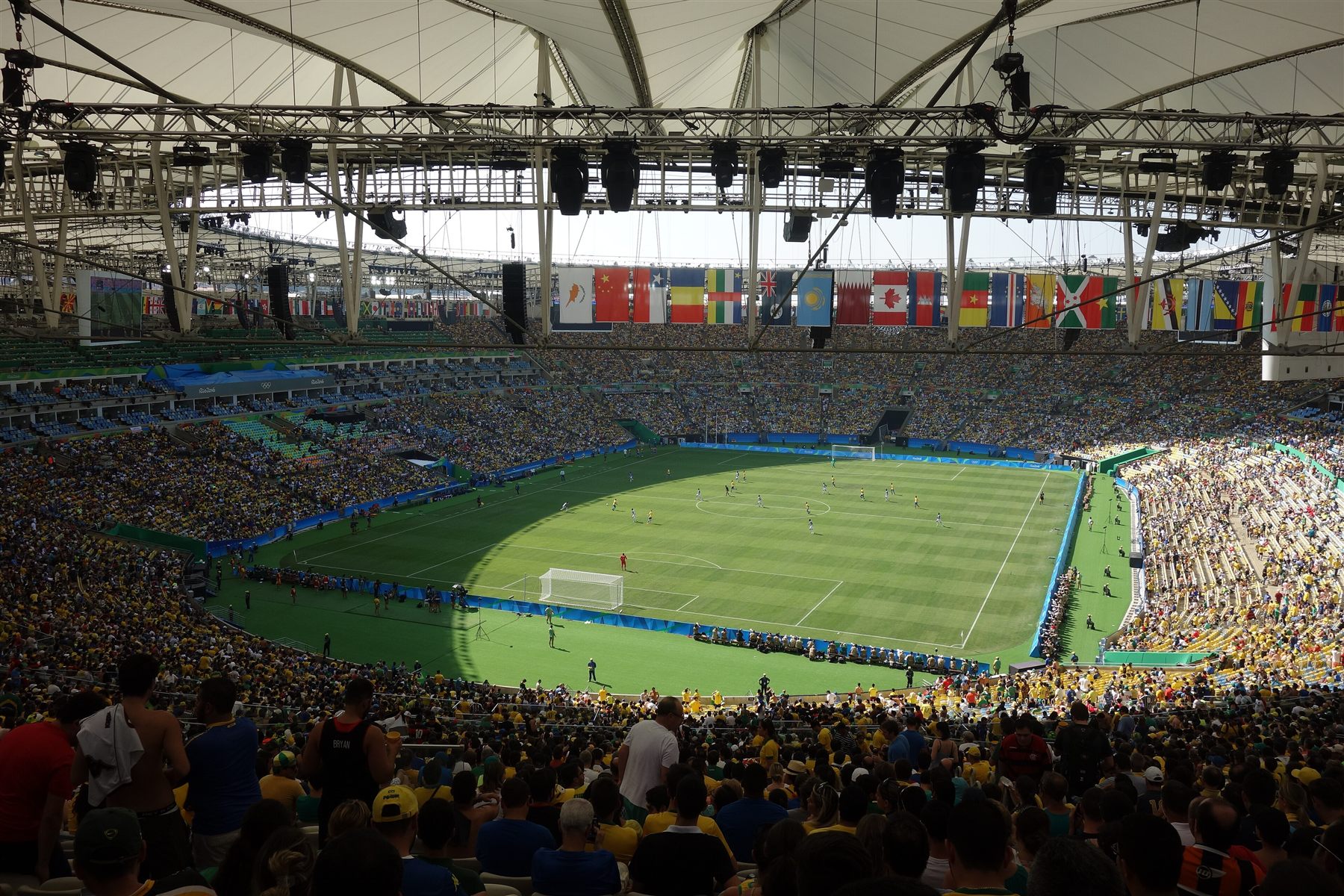 Maracanã lotado em dia de sol, visto das arquibancadas